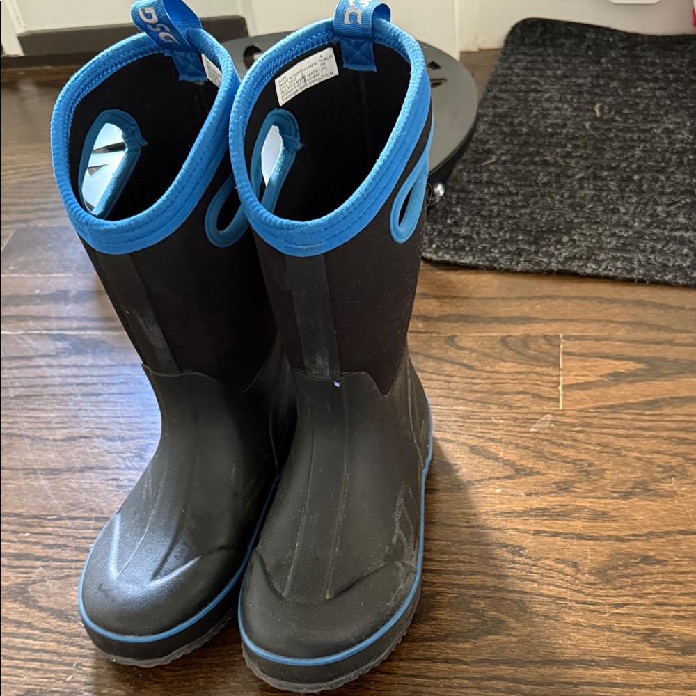 DSG Kids Black Winter Boots size 4